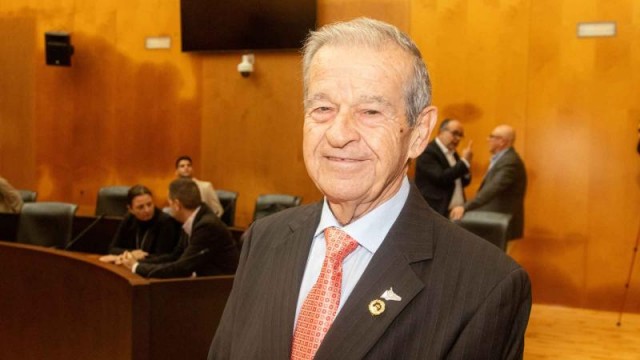 Ángel Olmo Quesada recibe el reconocimiento como Vecino Ejemplar de Benidorm
