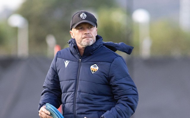 Schreuder anuncia las bajas por lesión de Van den Belt y Salva Ruiz para el partido contra el Huesca