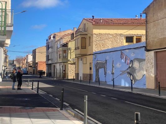 La Nena Wapa crea un mural en Vilafranca para denunciar la explotación de mujeres en el textil