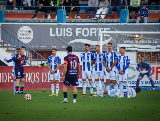 Un Yeclano lanzado en la Primera RFEF visita Marbella con la promoción de ascenso a tiro 