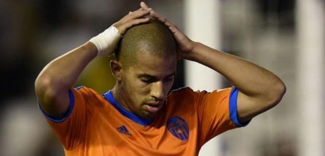 Feghouli no acude a entrenar tras no poder regresar de París