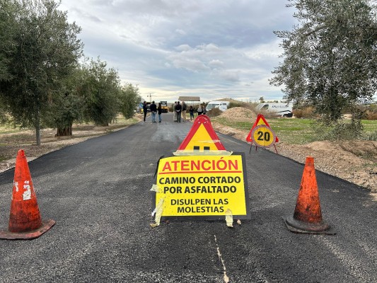 El Ayuntamiento asfalta 24 kilómetros en caminos del Camp d’Elx