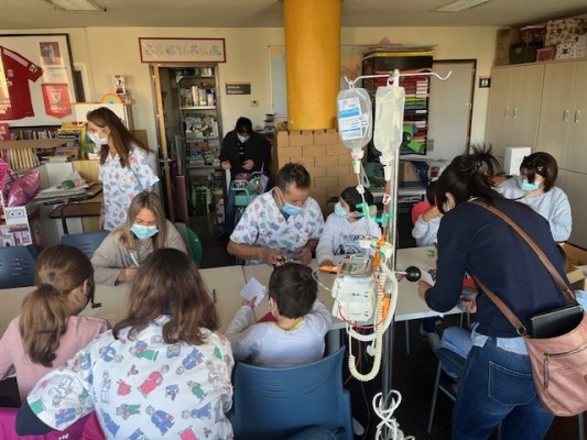 El MARQ acerca la historia y la arqueología a los niños de larga estancia del Hospital de Alicante

