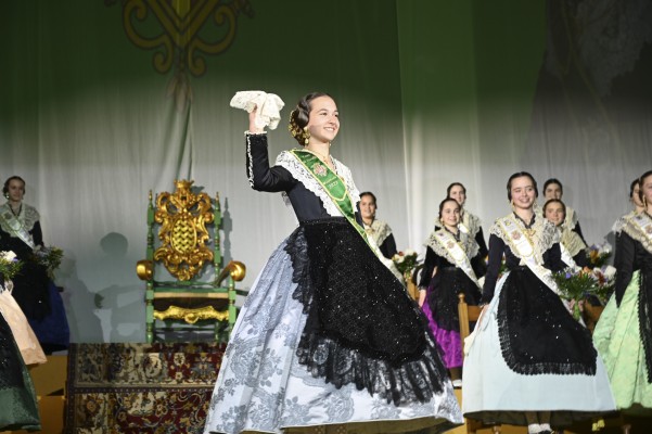 Alejandra Sáez i Selene Tarín esperen ja la Magdalena després de les galanies (Fotos: Ajuntament de Castelló)