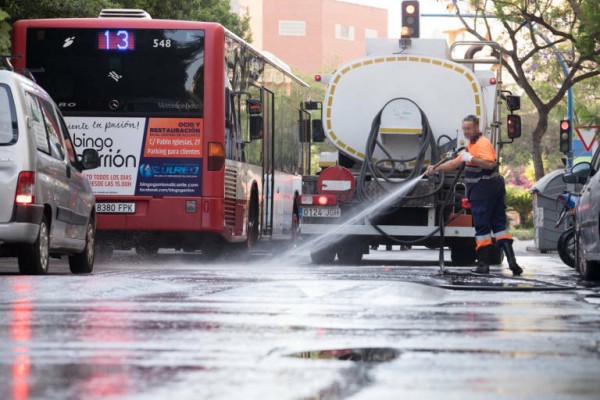 Alicante allana la norma de limpieza con aumento en las multas: 900 euros por orinar en la calle