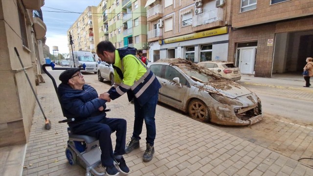 Un vecino de Aldaia de 74 años sale de casa por primera vez desde la Dana gracias a Cruz Roja