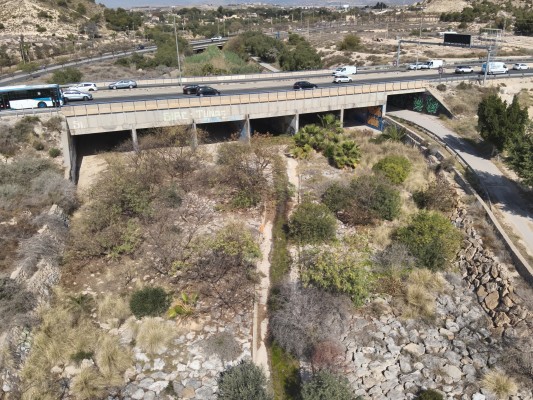 Sant Joan promueve la limpieza del Barranco del Juncaret para evitar el desbordamiento del cauce