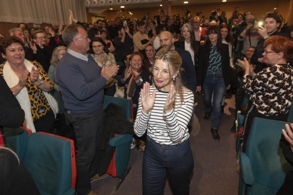 Miles de personas reciben a Yolanda Díaz en el primer acto de Sumar en Murcia (Fotos: OMEGA)