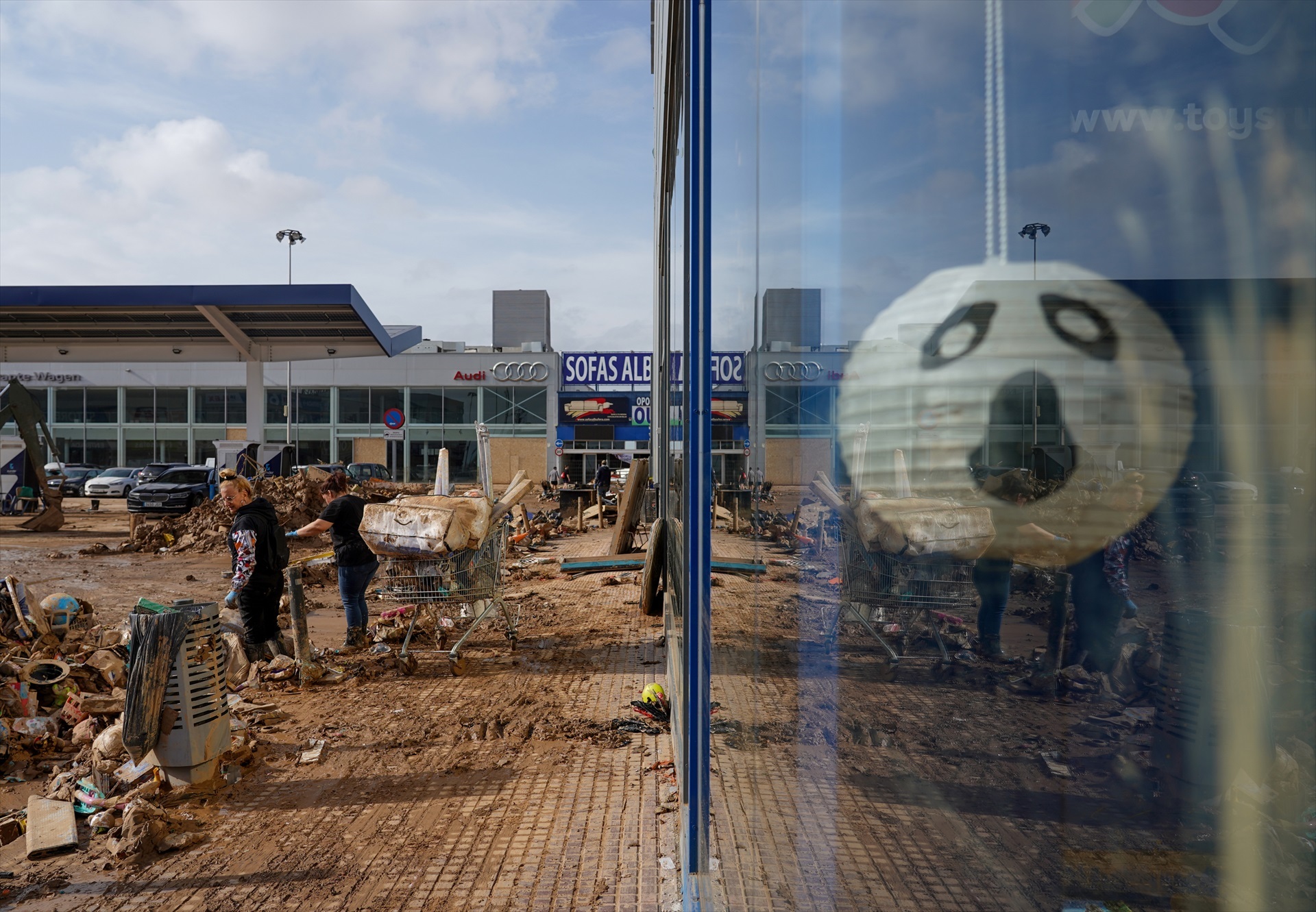 CEV y el Ministerio de Industria seguirán el avance en la recuperación de sector industrial 