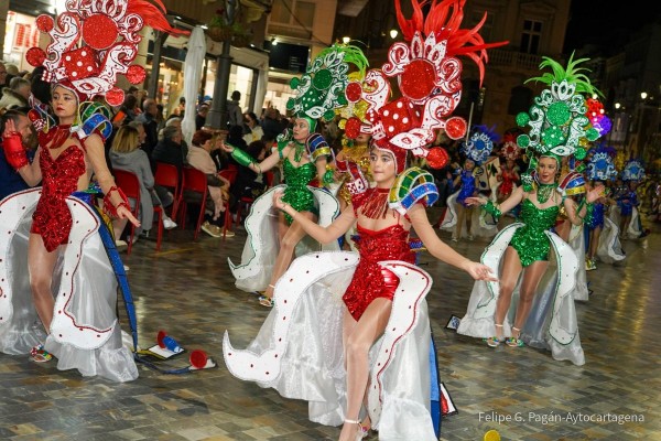 El Carnaval de Cartagena saca a la calle todo el brillo y esplendor de las fiestas (Fotos: Felipe G. Pagán / A. C.)