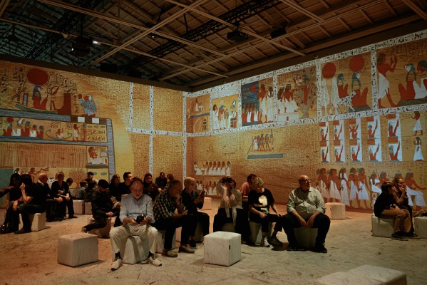 Arte digital para viajar desde València a la tumba de Tutankamon

