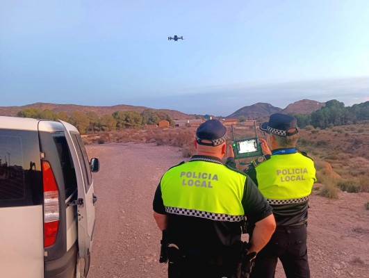 La Policía Local de Elda inicia una campaña de vigilancia para detectar con drones vertidos ilegales