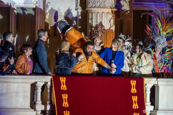 Arranca el Carnaval de Cartagena con el pregón del Sevilla animando a la fiesta desde el balcón consistorial (Fotos: AYTO)