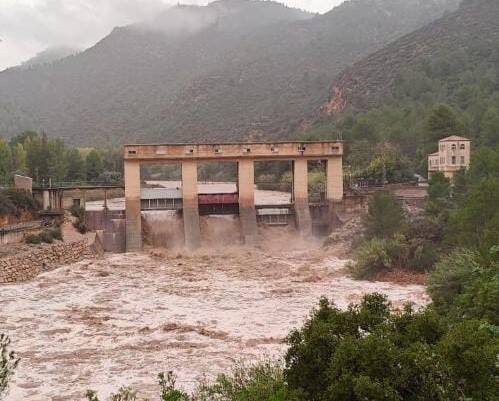 El embalse de Vallat alivia agua el pasado 30 de octubre. Imagen de archivo - 