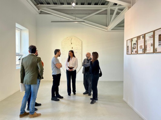 El colectivo Fuentesal Arenillas muestra su mundo anárquico en el Párraga de Murcia a través de collages e instalaciones