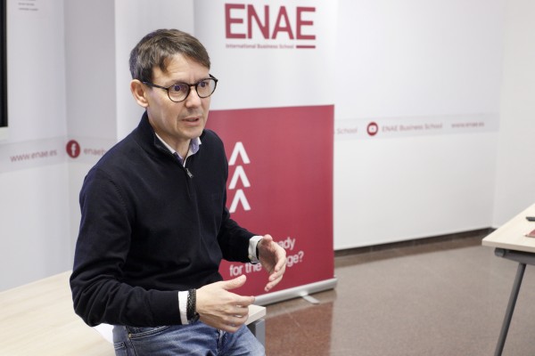 Los alumnos de ENAE conocen el funcionamiento de Suma de la mano de José Antonio Belso (Fotos: OMEGA)