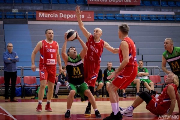 El VIII Mamba Basket atrae a 700 baloncestistas máster de 14 países en Murcia