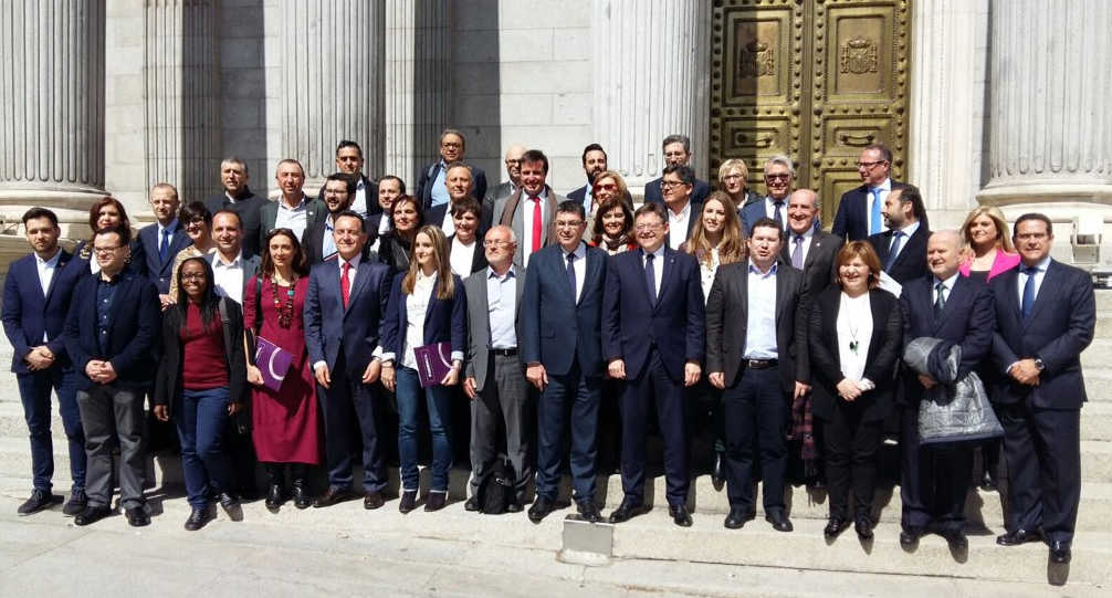 Delegación de las Corts valencianas, este martes, con diputados valencianos del Congreso. - 