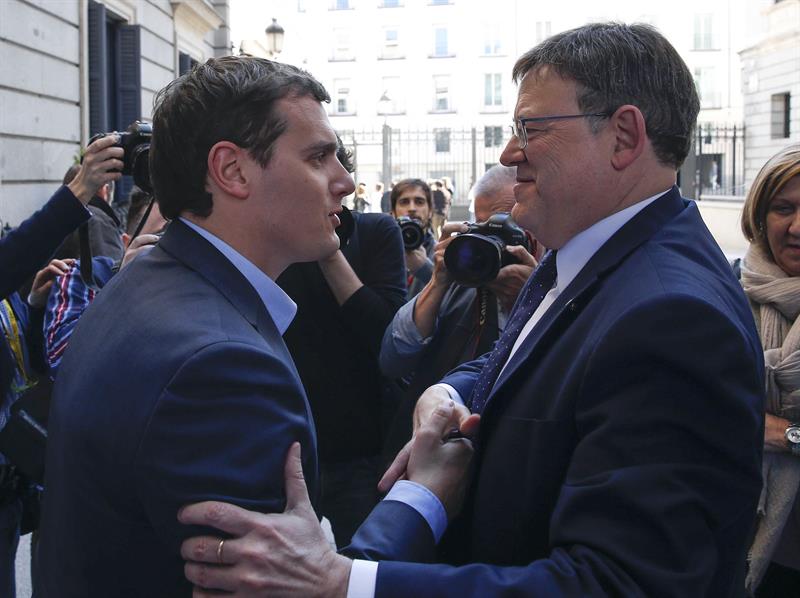Albert Rivera y Ximo Puig se saludan en el Congreso. EFE - 