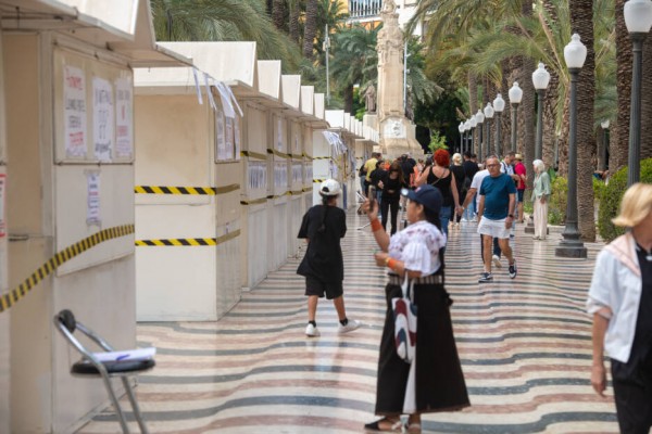 Alicante replica a Costas: son los 'hippies' quienes solicitan permiso para instalarse en El Postiguet