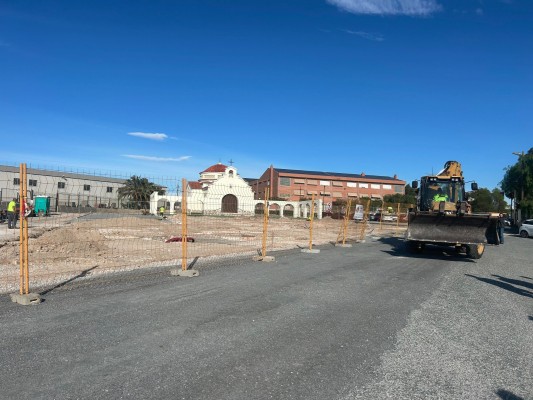 El ajardinamiento de la ermita de San Crispín en Elche finaliza en semanas
