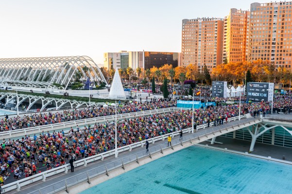El Maratón Valencia adapta el evento para no restar ayuda a los afectados por la dana
