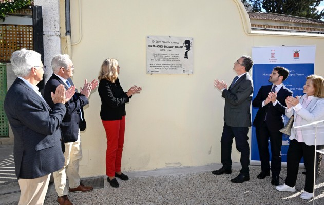 Murcia rinde homenaje a Francisco Salzillo con una placa conmemorativa en el Paseo del Malecón