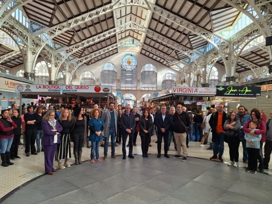  El Mercado Central de València guarda un minuto de silencio por las víctimas de la Dana