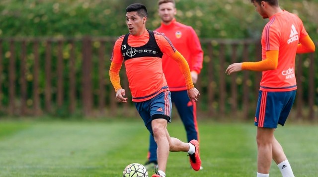 El Valencia se ejercita en el Saler con Enzo Pérez y Santi Mina