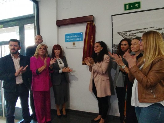 El PP de Alicante cumple su pacto con Vox y abre la oficina promaternidad entre protestas