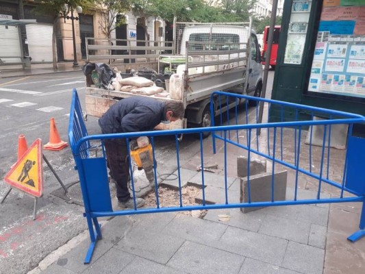 Alicante amarra la contrata de aceras frente al intento de ruptura de la adjudicataria