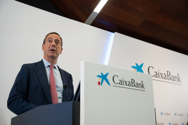 CaixaBank descarta adquisiciones y desliga su estrategia de la opa de BBVA sobre Sabadell
