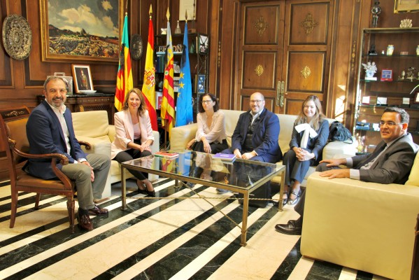 Camplus muestra a Carrasco la nueva residencia de estudiantes en la antigua fábrica de Marie Claire