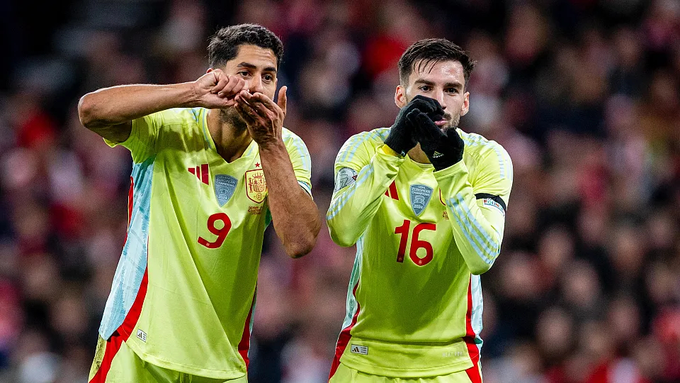 Ayoze Pérez y Álex Baena celebran un gol con la Selección Española. RFEF - 