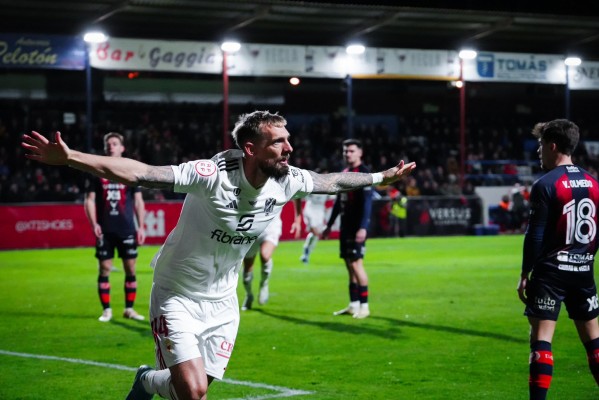 El oficio y un gol de Saveljich le dan al Murcia el derbi para estar a cuatro puntos del liderato