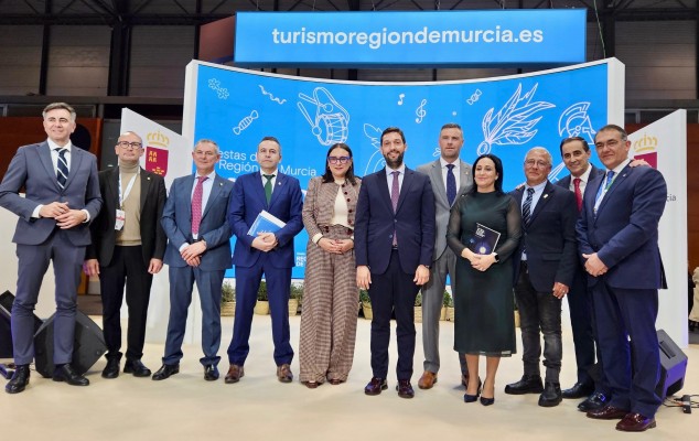 La Comunidad presenta en Fitur una nueva guía con la riqueza de las fiestas y tradiciones de la Región