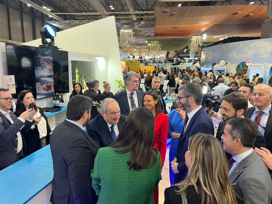 Un pastel de carne con el ministro de Turismo: Jordi Hereu disfruta de la gastronomía murciana en Fitur