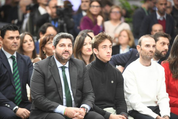 Valverde y Acosta se estrenan como embajadores de la Región en Fitur: 