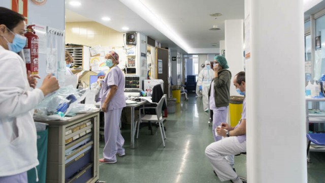 Sanidad ultima el decreto para movilizar al personal sanitario por la Dana 