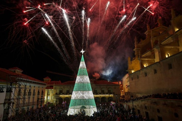 La luz de la Navidad inunda las calles de Lorca ante la expectación de 7.500 personas