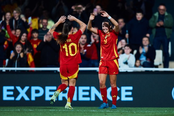 La selección española femenina golea a Corea ante 10.600 espectadores en Cartagena