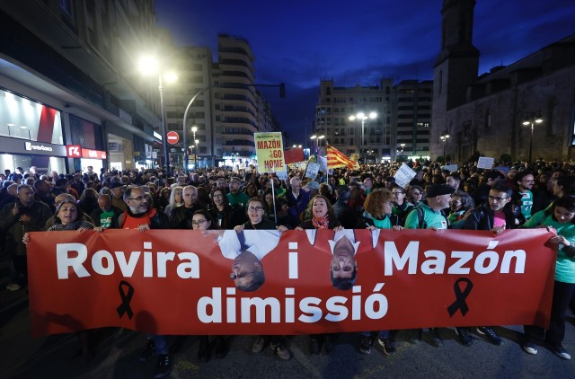 Cientos de familias y docentes exigen la dimisión de Rovira y Mazón por su 