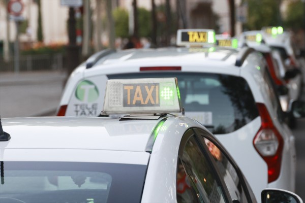 Los taxistas de Valencia protestan por la regulación horaria aprobada por el Consell
