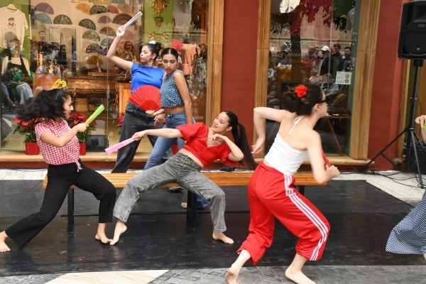 Los comercios se llenan de cultura: más de 100 artistas revitalizan los escaparates en 'Murcia en la vitrina'
