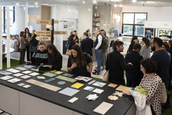 Ascer y la Diputación promocionan el azulejo con un nuevo libro sobre arquitectura e interiorismo