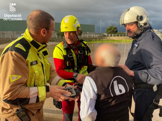 Bomberos de Castellón rescatan a 20 empleados de una empresa de Benicarló aislados por el agua