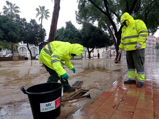 Murcia intensifica la limpieza preventiva e inspección de los 3.000 imbornales de jardines