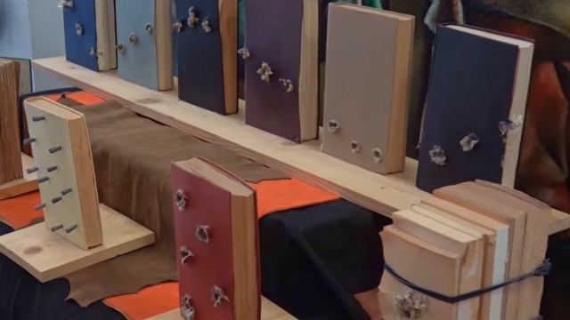 Libros que paran balas: 'El Alicatador' expone en Alhama una instalación 