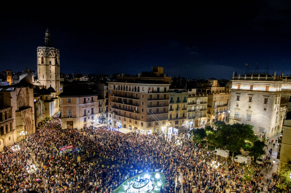 Lodo e indignación en València: 130.000 valencianos piden cuentas a un Mazón acorralado