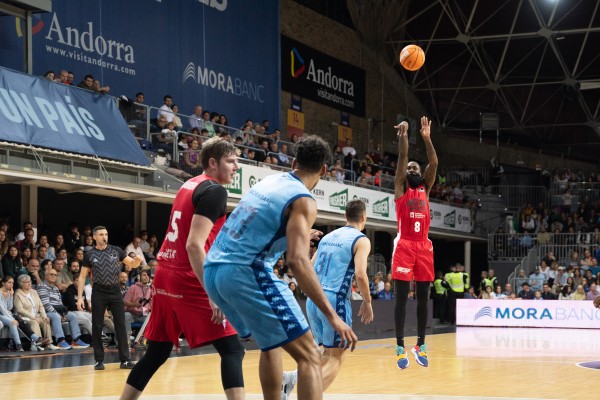El UCAM CB, con solidez y seriedad y el liderazgo de Ennis, gana en el Principado